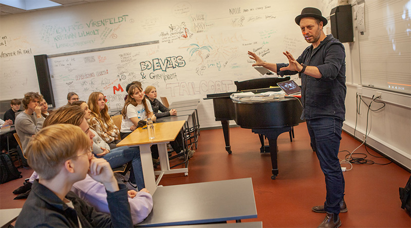 Elever til musikworkshop med Anders Graae