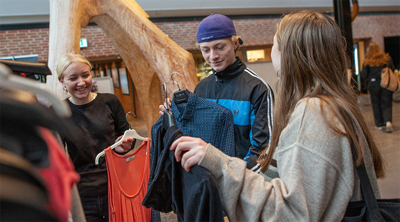 Elever kigger på tøj i genbrugsbutikken