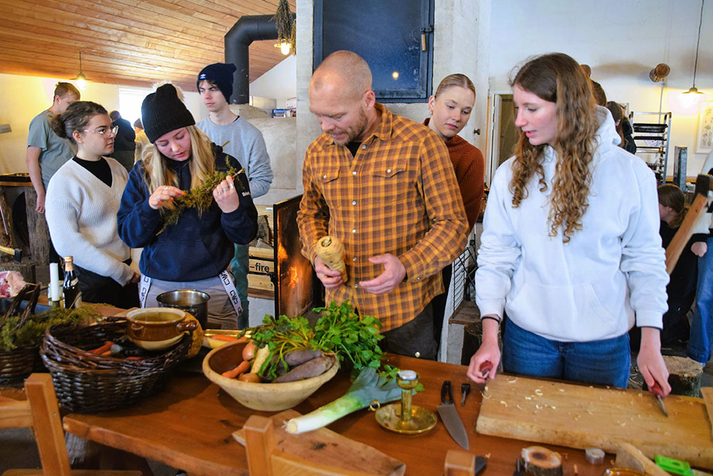 FG-elever og franske elever laver vikingemad i Madsmedjen