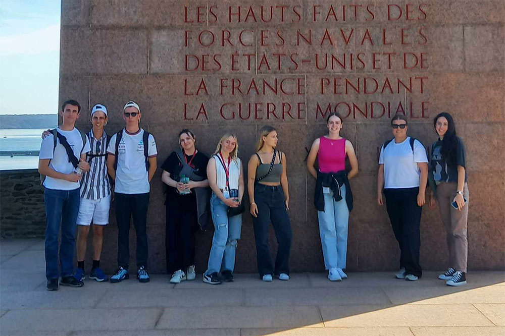 Ni elever fra Fjerritslev Gymnasium fotograferet ved mindesmærke i Frankrig