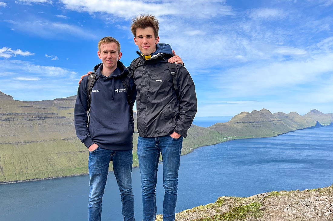 To elever står i flot natur på Færøerne