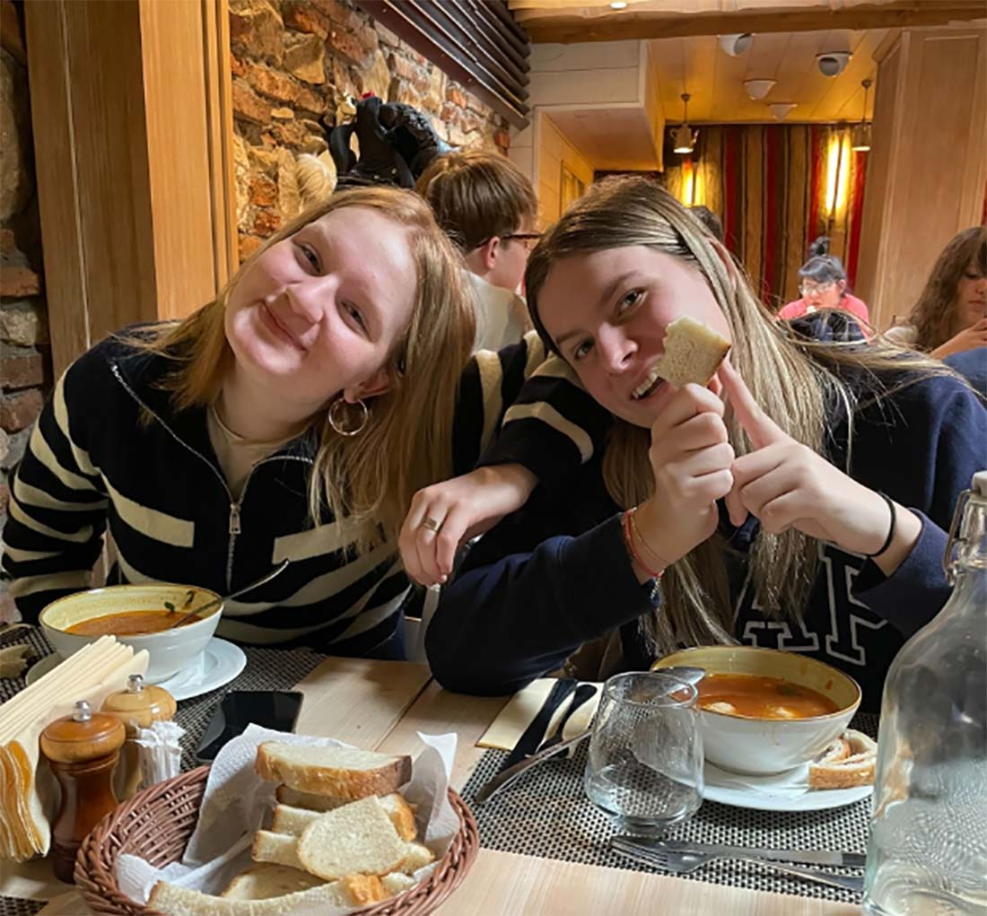 To piger spiser på restaurant